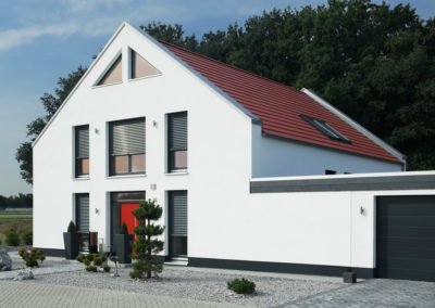 ROMA Raffstoren Objektbild Haus mit Garage